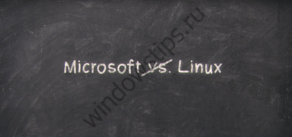 Simbolični trenutak kada je Microsoft postao platinast član Linux Foundation